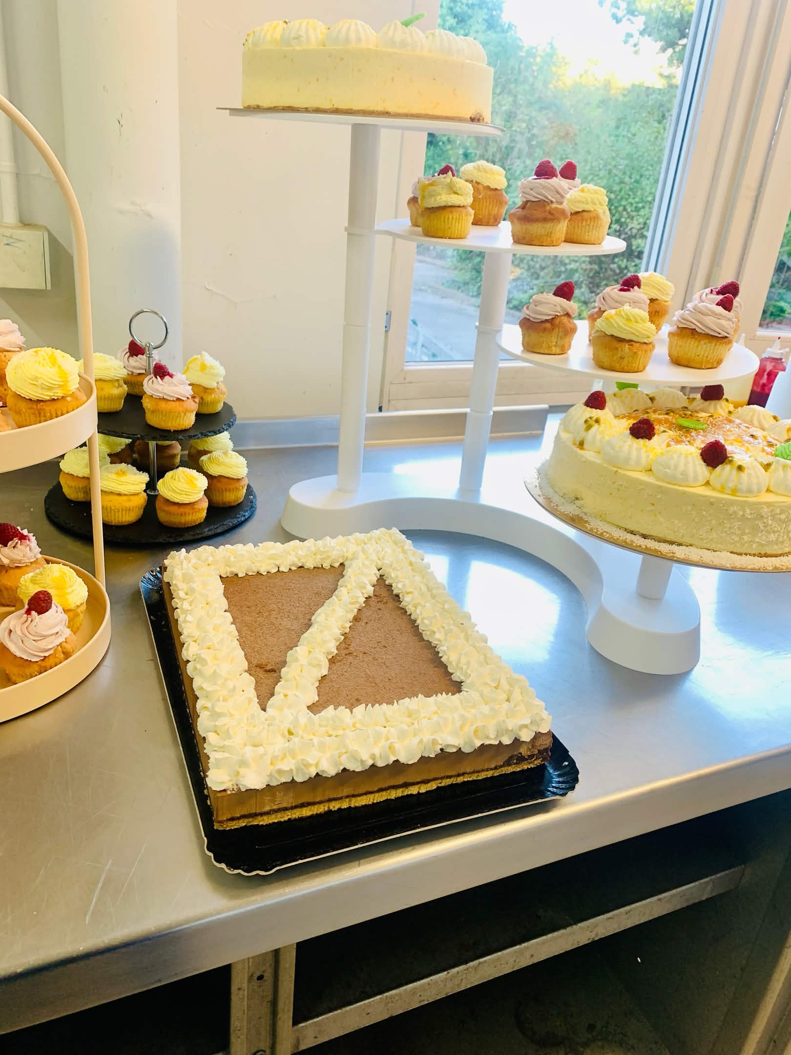 Entremets, cupcakes à la framboise et gâteau au chocolat préparés par Les Plats de Manya pour une réception