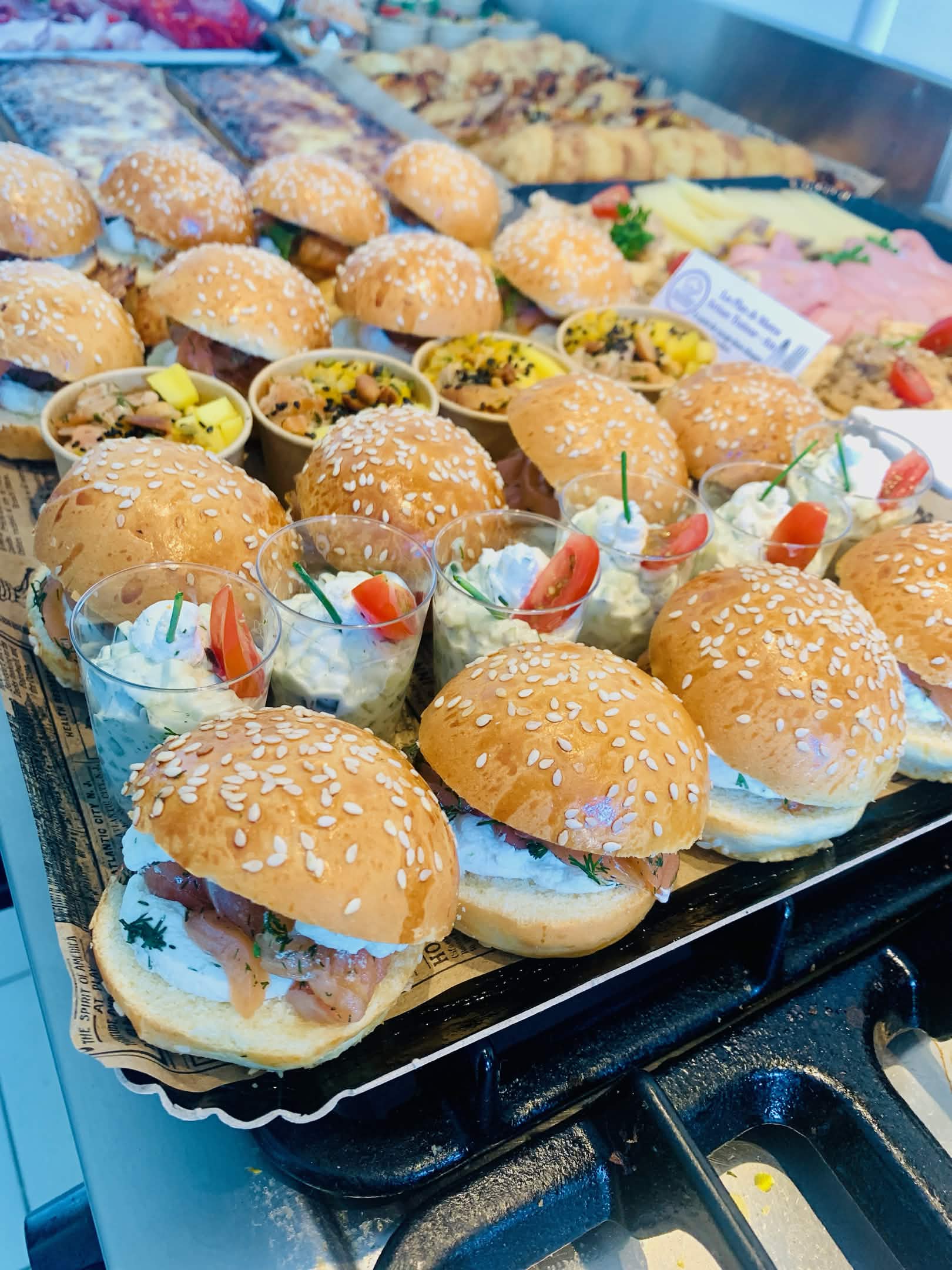 Mini burgers au saumon fumé et verrines salées pour un cocktail dînatoire
