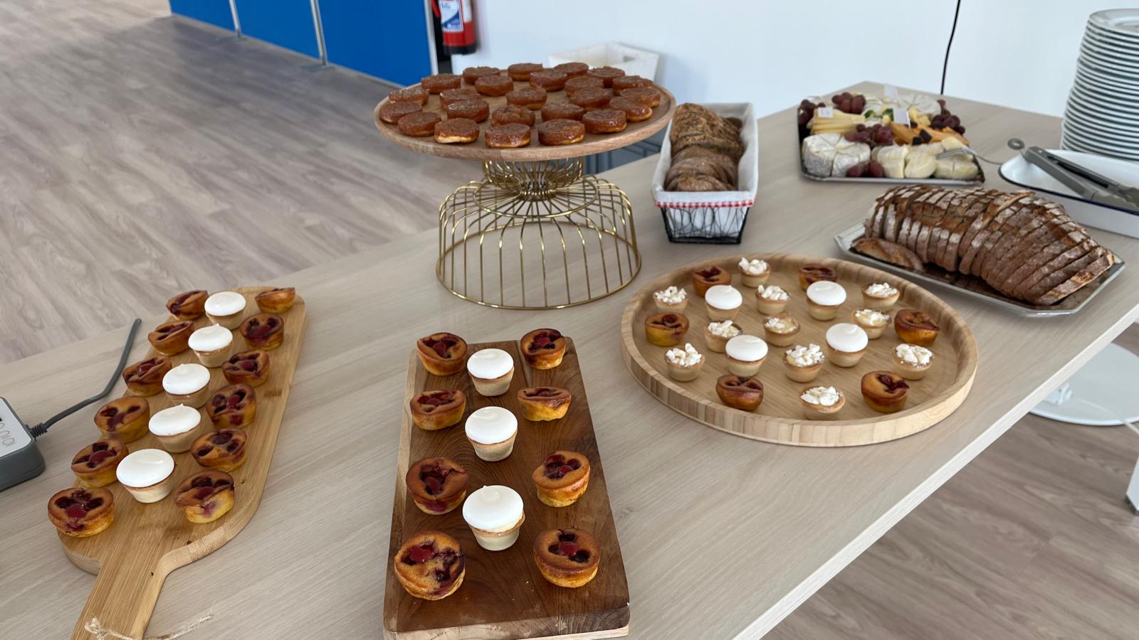 Financiers aux fruits rouges, tartelettes meringuées, pains tranchés et plateau de fromages