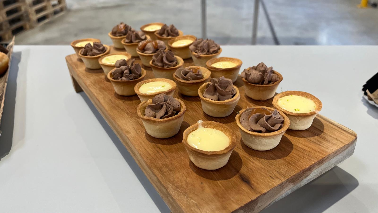 Mini tartelettes au chocolat et au citron sur une planche en bois