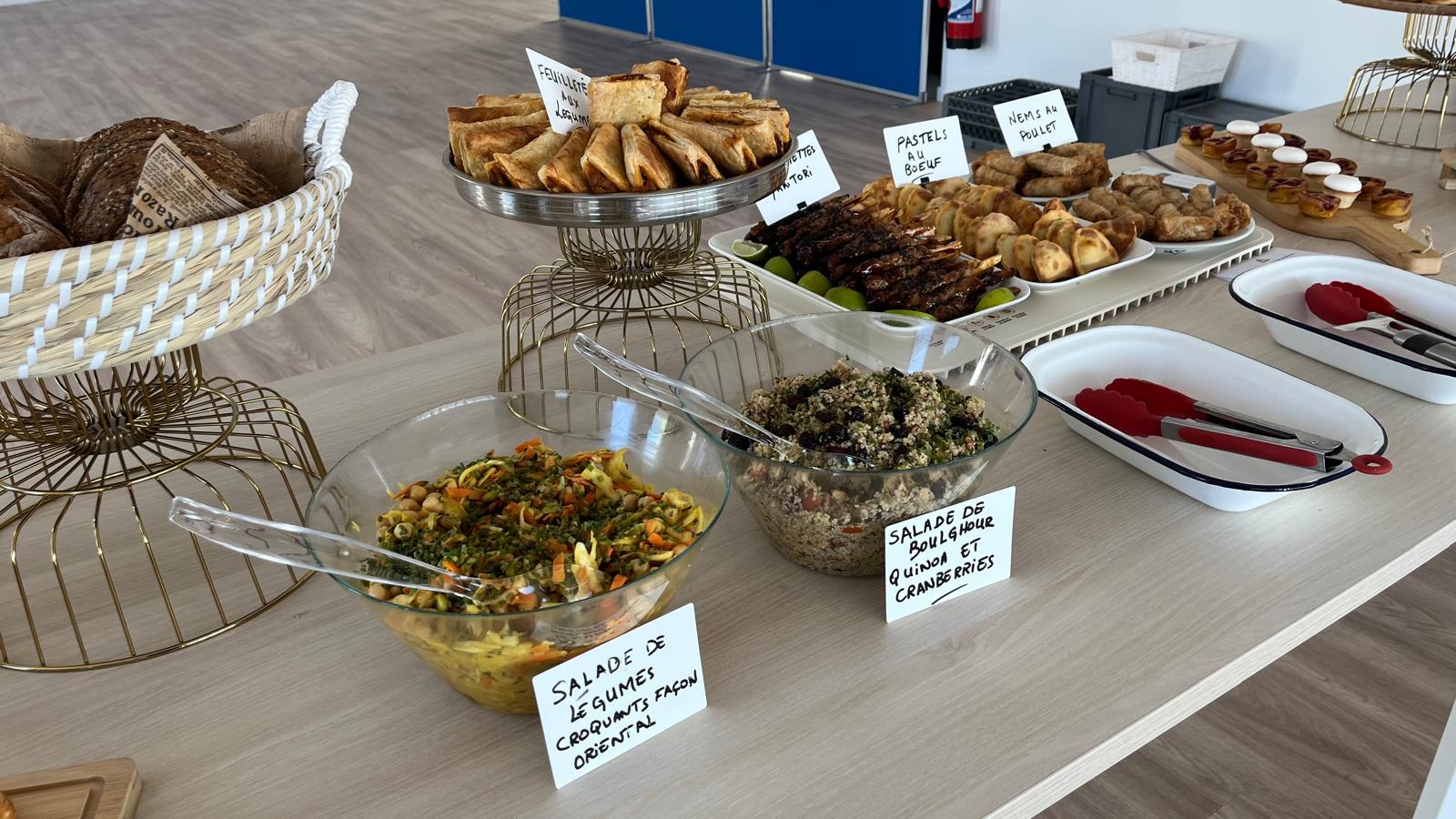 Buffet saveurs du monde : salades de légumes croquants et de boulghour, feuilletés aux légumes, brochettes, pastels et nems au poulet